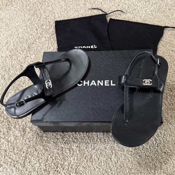 Chanel 18P Patent Kiss Lock Turn Lock Sandals EXTREMELY RARE - Picture 3 of 5